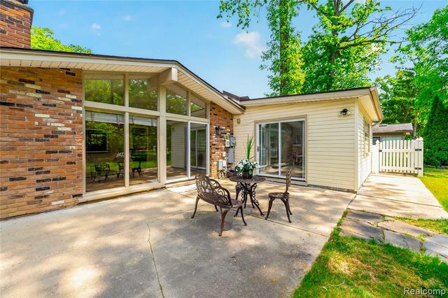 8733 Woodside Drive, Grosse Ile, MI 48138