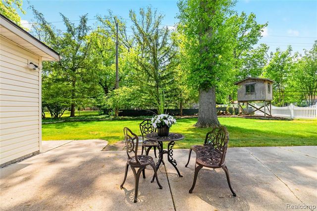 8733 Woodside Drive, Grosse Ile, MI 48138