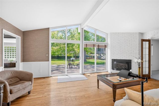 8733 Woodside Drive, Grosse Ile, MI 48138