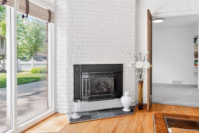 8733 Woodside Drive, Grosse Ile, MI 48138