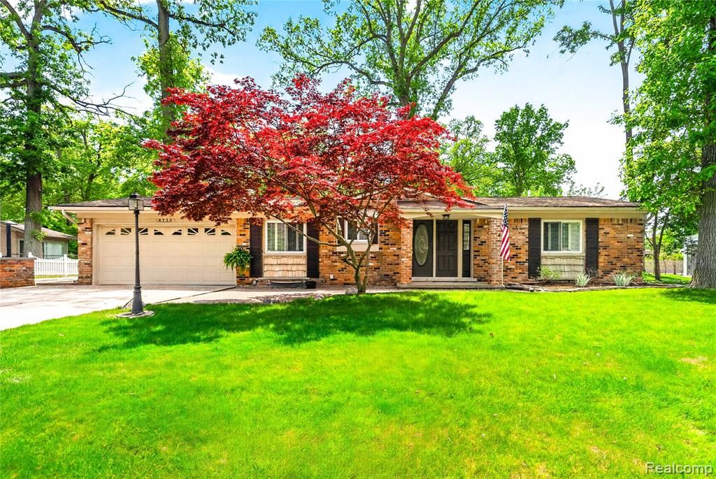 8733 Woodside Drive, Grosse Ile, MI 48138