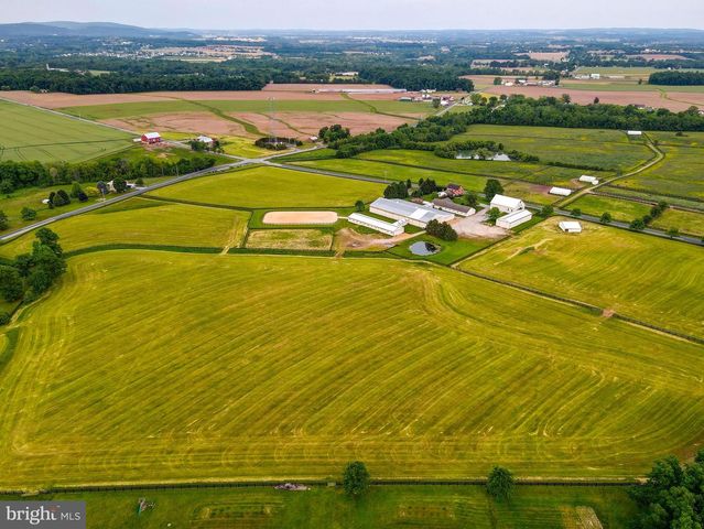 1384 BON OX RD, Gettysburg, PA 17325
