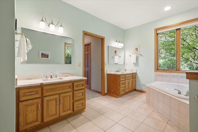 W330S1417 County Road C, Delafield, WI 53018