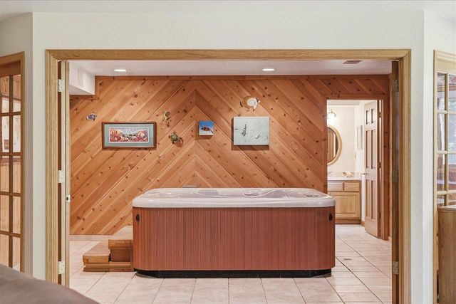 W330S1417 County Road C, Delafield, WI 53018