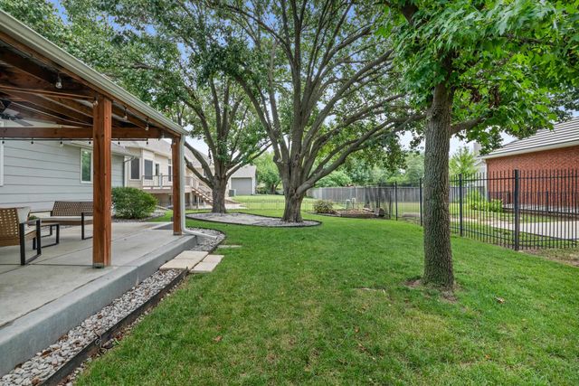 2211 N Stoneybrook Ct, Wichita, KS 67226