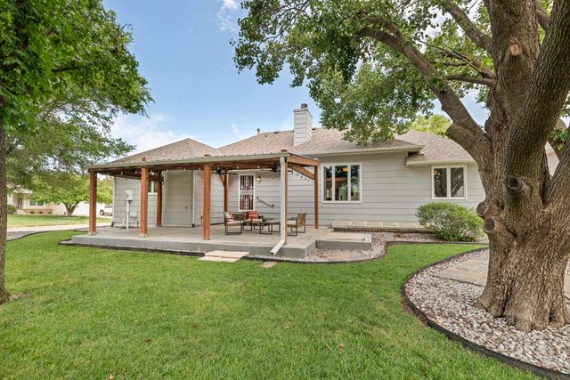 2211 N Stoneybrook Ct, Wichita, KS 67226