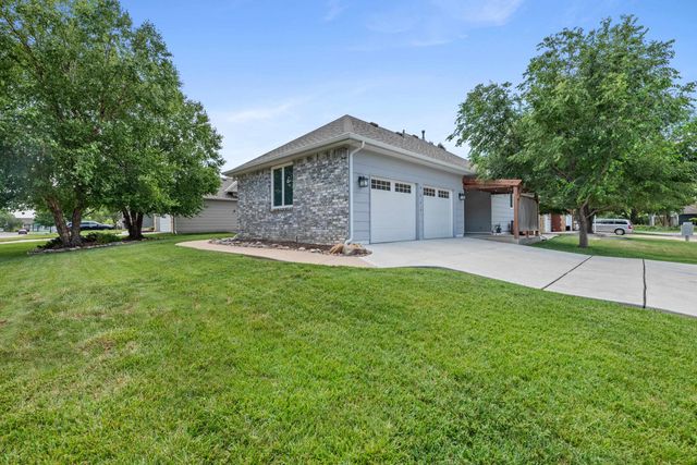 2211 N Stoneybrook Ct, Wichita, KS 67226