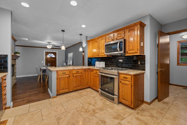 2211 N Stoneybrook Ct, Wichita, KS 67226