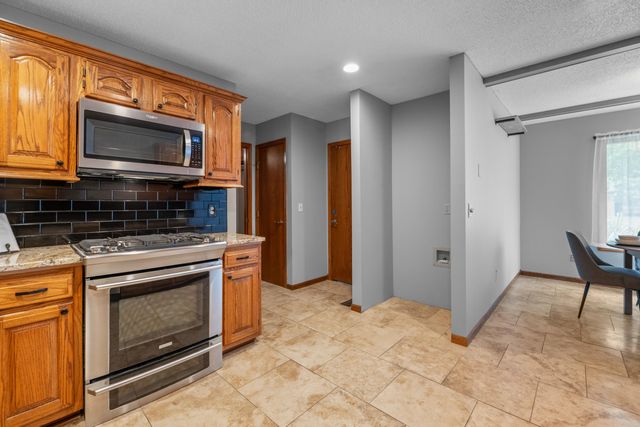 2211 N Stoneybrook Ct, Wichita, KS 67226