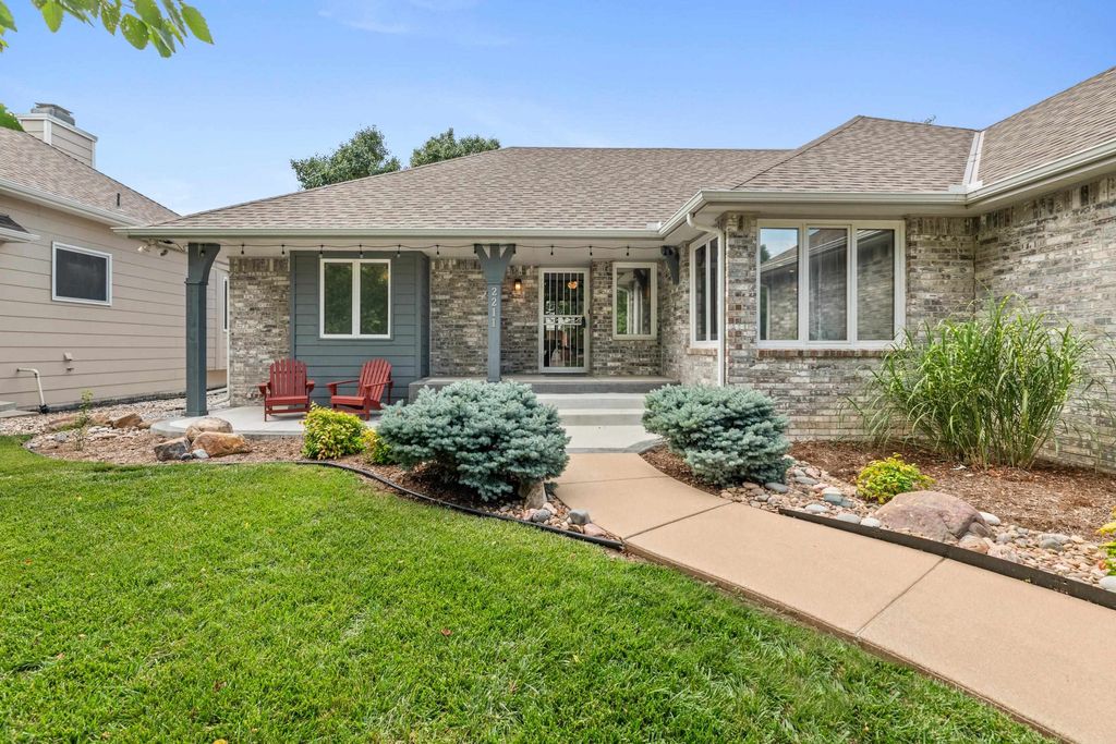 2211 N Stoneybrook Ct, Wichita, KS 67226
