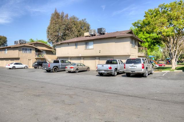 816 Sherwood Way, Madera, CA 93638