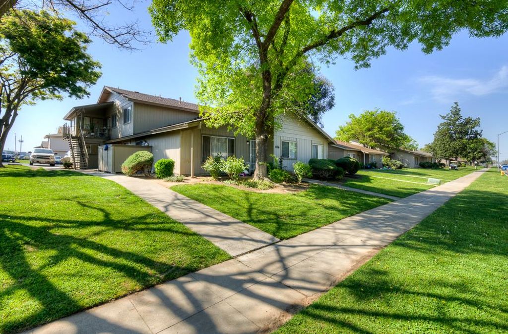 816 Sherwood Way, Madera, CA 93638