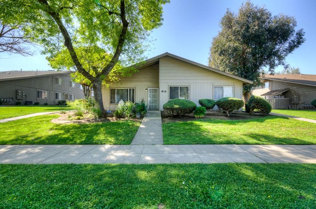 Image 2 of property listing at 816 Sherwood Way, Madera, CA 93638