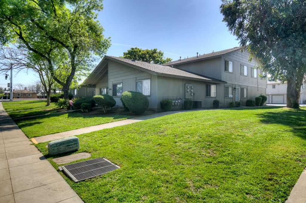 Image 3 of property listing at 816 Sherwood Way, Madera, CA 93638