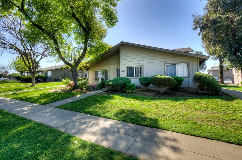 Image 4 of property listing at 816 Sherwood Way, Madera, CA 93638