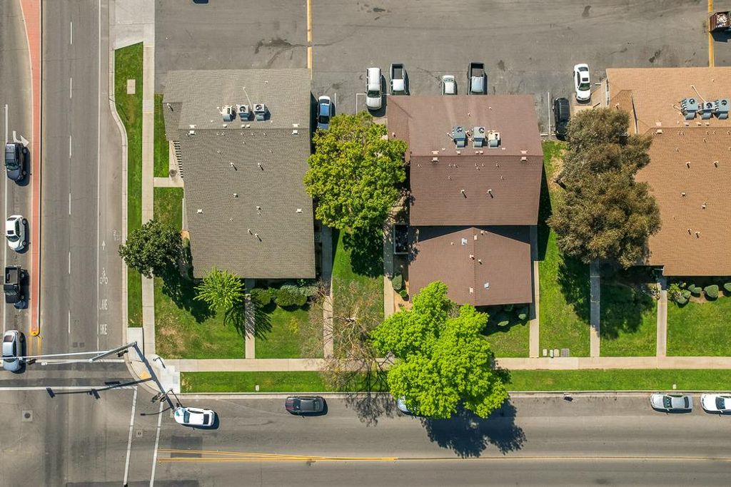 Image 5 of property listing at 816 Sherwood Way, Madera, CA 93638