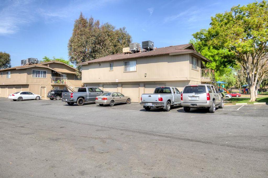 Image 7 of property listing at 816 Sherwood Way, Madera, CA 93638