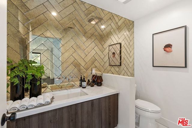 2528 Carman Crest Drive, Los Angeles, CA 90068