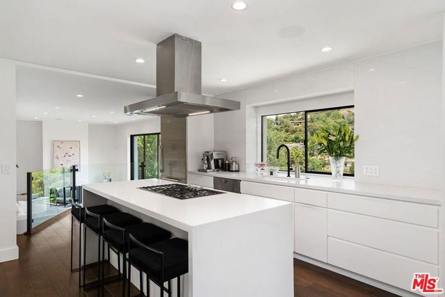 2528 Carman Crest Drive, Los Angeles, CA 90068