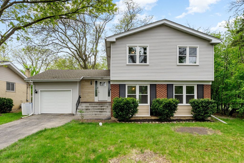 666 Barberry Road, Highland Park, IL 60035