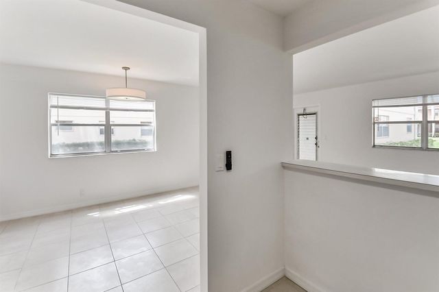 447 Saxony J Way 447-J, Delray Beach, FL 33446