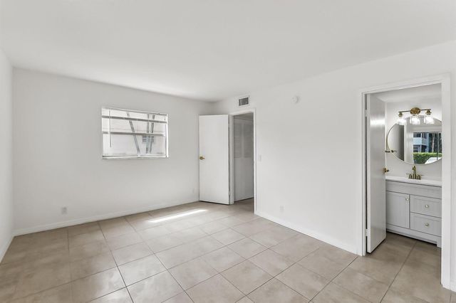 447 Saxony J Way 447-J, Delray Beach, FL 33446
