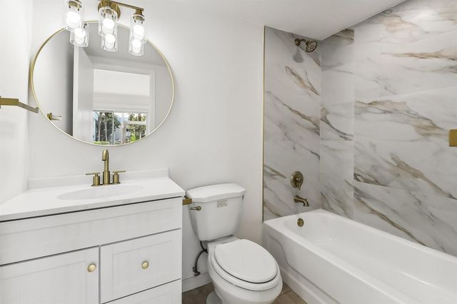 447 Saxony J Way 447-J, Delray Beach, FL 33446