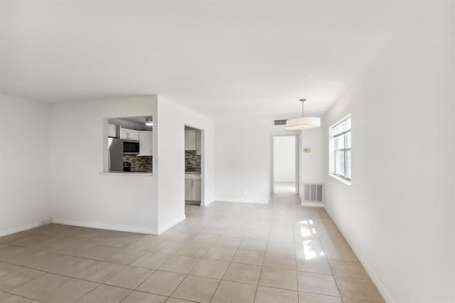 447 Saxony J Way 447-J, Delray Beach, FL 33446