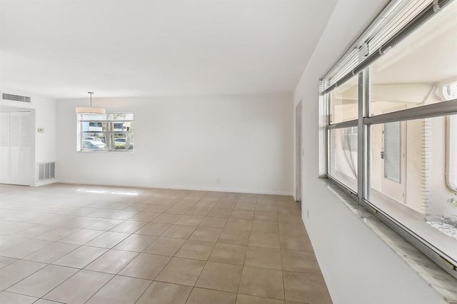 447 Saxony J Way 447-J, Delray Beach, FL 33446