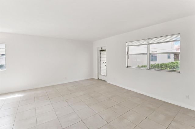 447 Saxony J Way 447-J, Delray Beach, FL 33446