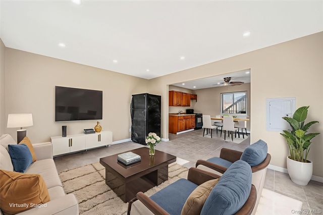 4 Bay Place, Lindenhurst, NY 11757