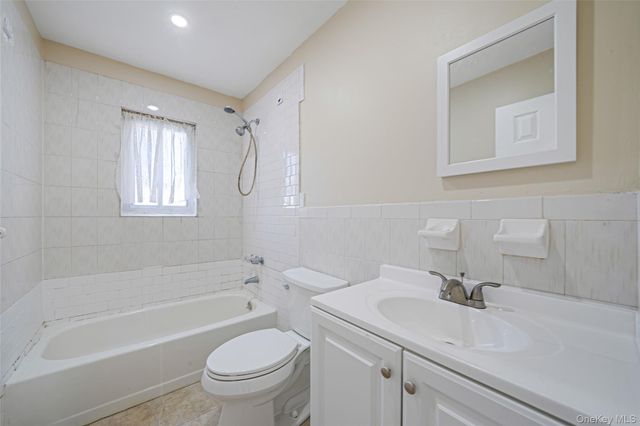 4 Bay Place, Lindenhurst, NY 11757