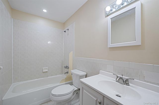 4 Bay Place, Lindenhurst, NY 11757