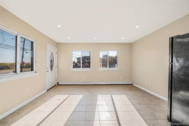 4 Bay Place, Lindenhurst, NY 11757