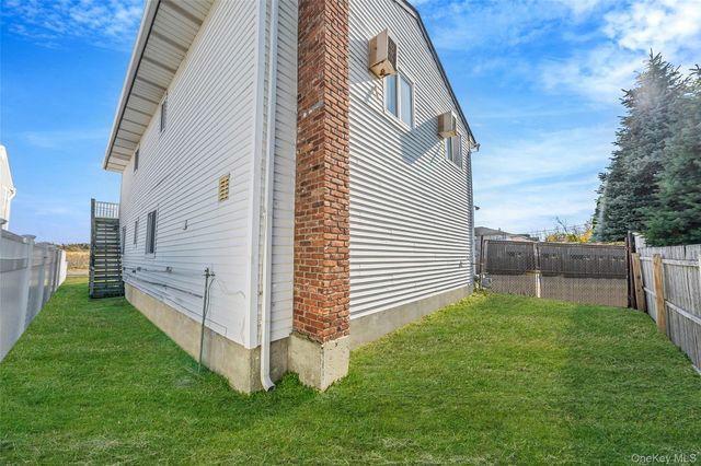 4 Bay Place, Lindenhurst, NY 11757