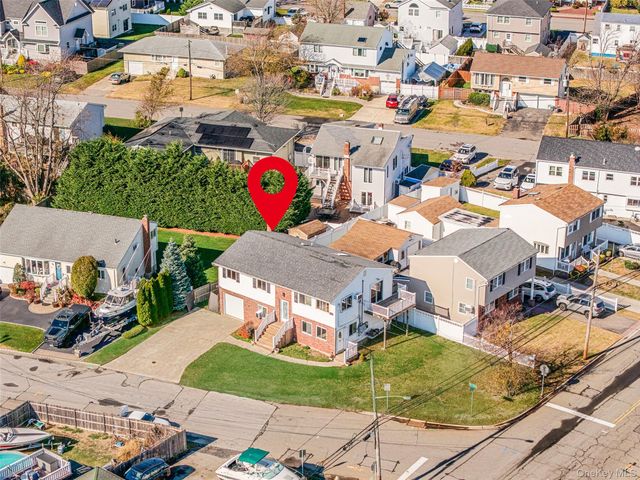 4 Bay Place, Lindenhurst, NY 11757