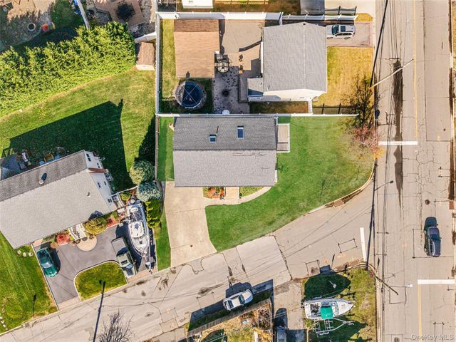 4 Bay Place, Lindenhurst, NY 11757
