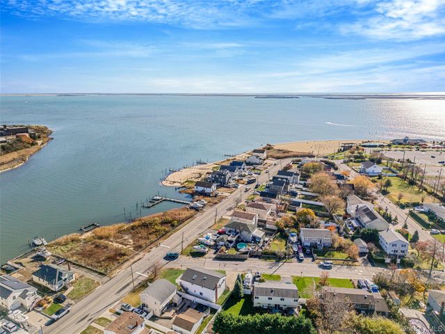 4 Bay Place, Lindenhurst, NY 11757