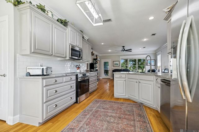 6009 Courtyard Dr, Gonzales, LA 70737