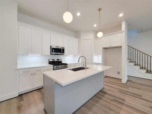 7705 Earl Rudder Way, Houston, TX 77055