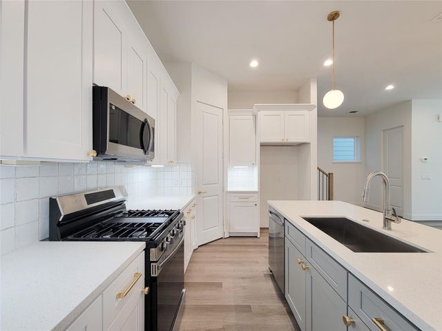 7705 Earl Rudder Way, Houston, TX 77055