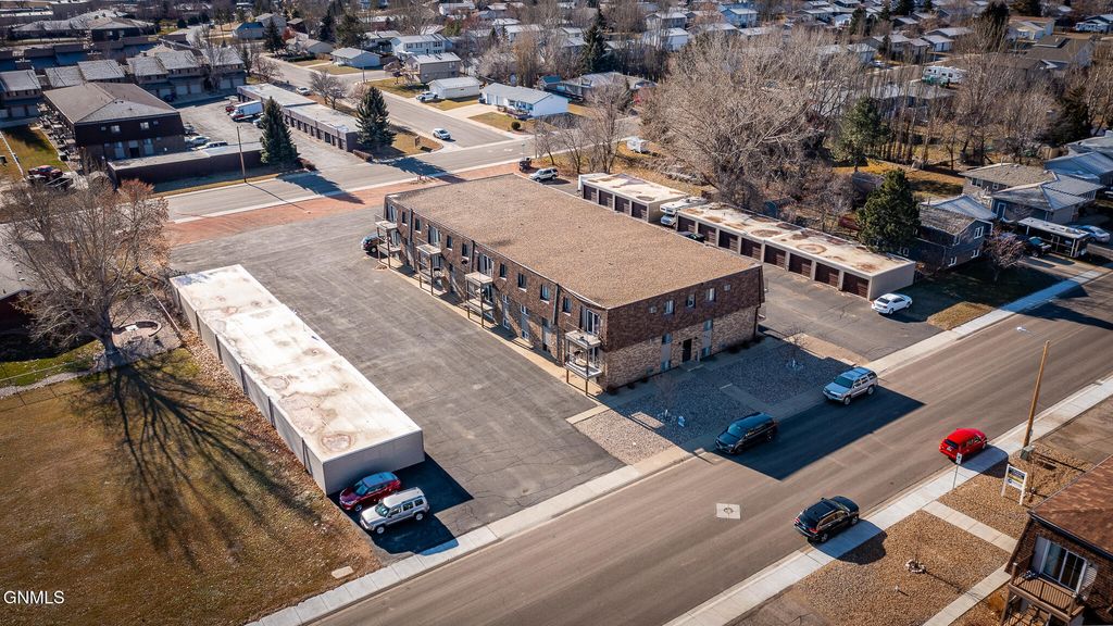 671 24th Street W, Dickinson, ND 58601 photo 2