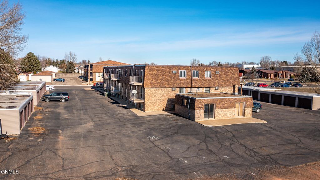 671 24th Street W, Dickinson, ND 58601 photo 29