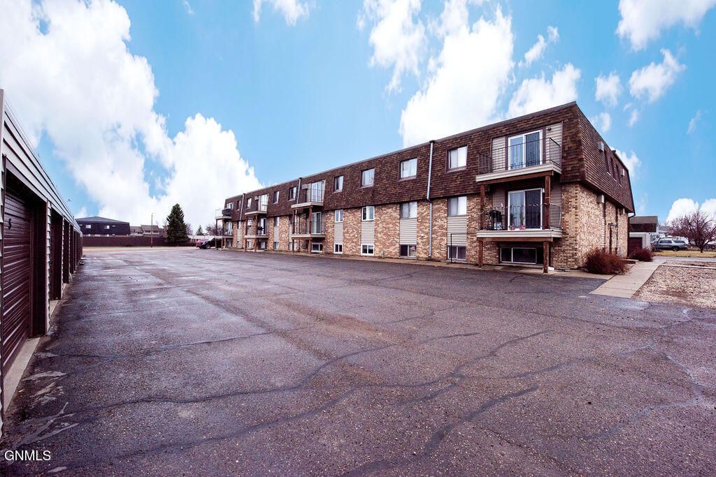 671 24th Street W, Dickinson, ND 58601 photo 3