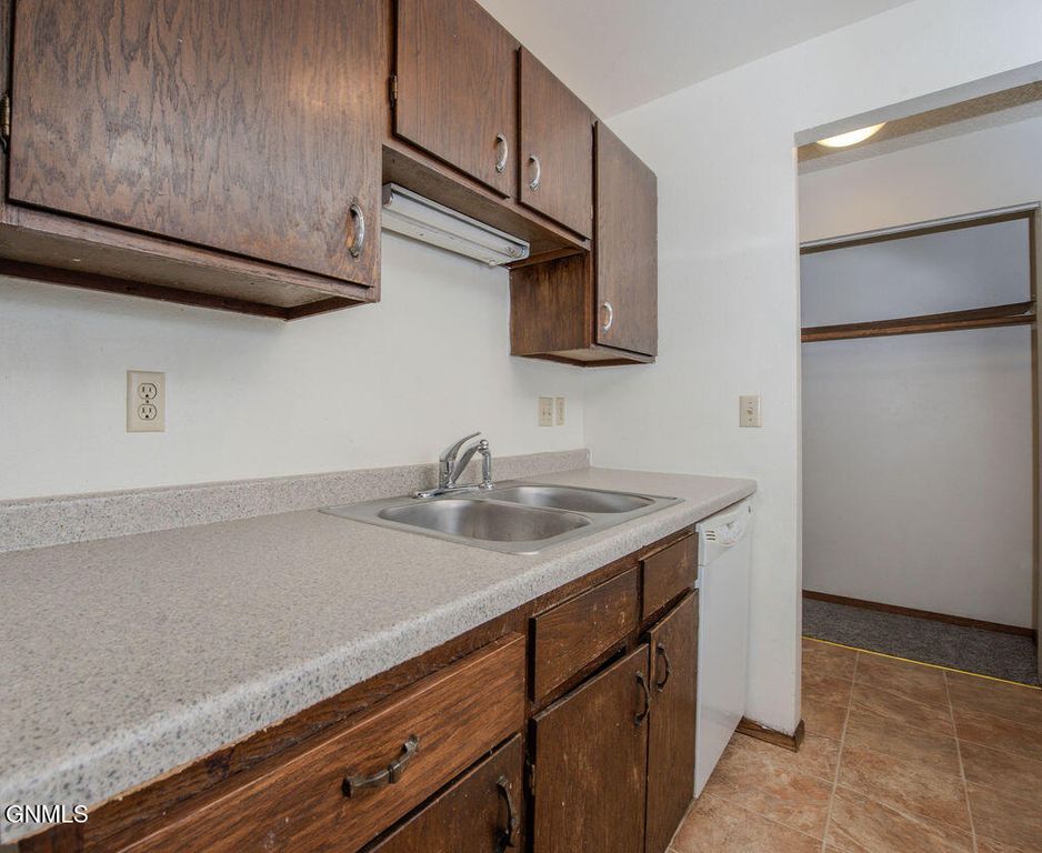 671 24th Street W, Dickinson, ND 58601 photo 7
