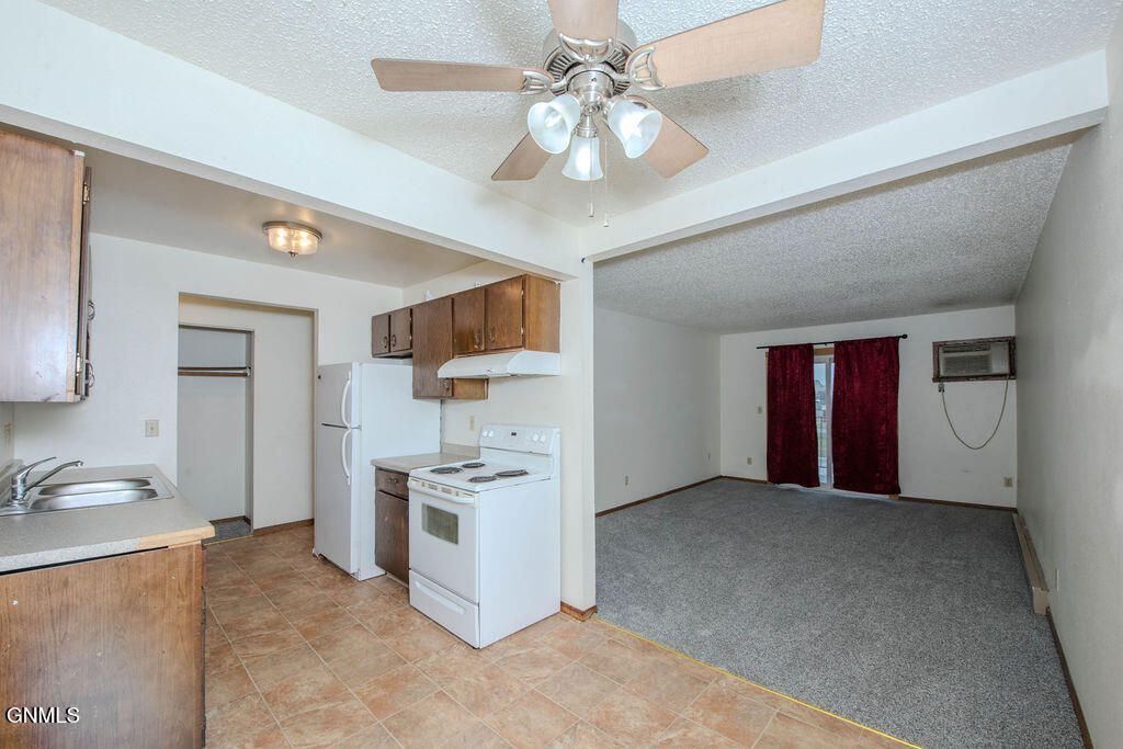 671 24th Street W, Dickinson, ND 58601 photo 8
