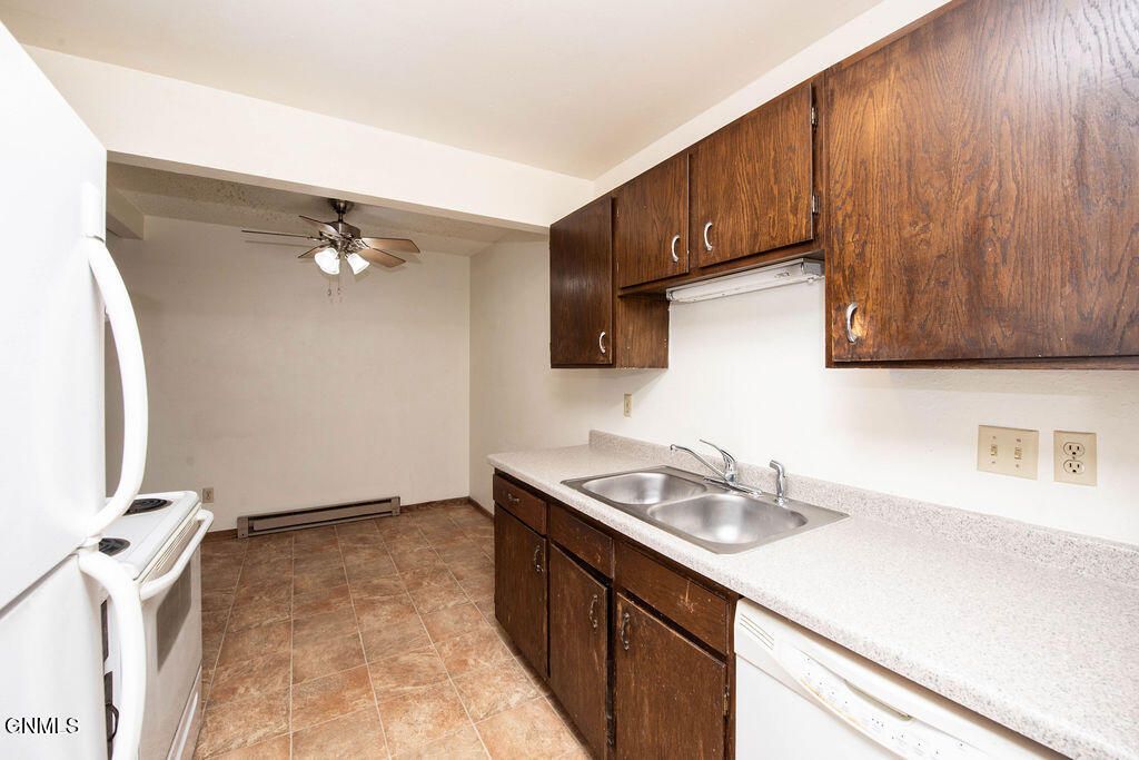 671 24th Street W, Dickinson, ND 58601 photo 9