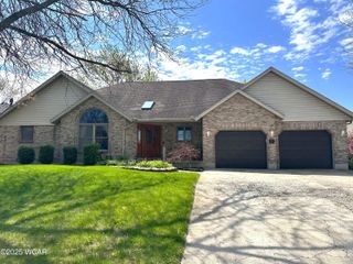 1203 Oakridge Court, Wapakoneta, OH 45895