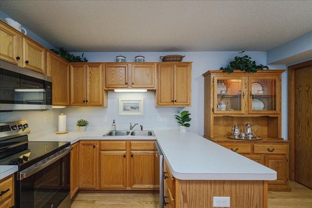 2775 W Ranchview Lane N 4, Plymouth, MN 55447