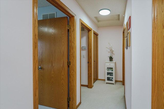 2775 W Ranchview Lane N 4, Plymouth, MN 55447